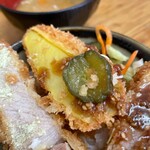 とんかつ 栄ちゃん - 漬物も衣カスも全部オンザライスが勝ち。