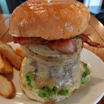 パントリー コヨーテ - 弩級の厚さのダブルダブルチーズバーガー、ベーコンダブルトッピング