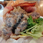 パントリー コヨーテ - 食べてもなくなならないダブルダブルチーズバーガー