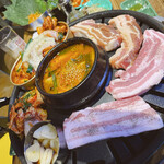 韓国食堂AKICHI - 全部がいっぺんに食べられる！サムギョプサル！