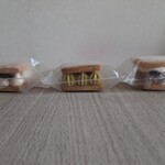 手作りマフィン レフィーユ - ラムレーズン400円、ピスタチオ440円、あんバター400円