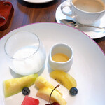 WaldHaus 森の家 - 銀座ハニーと生乳ヨーグルト、フルーツ。