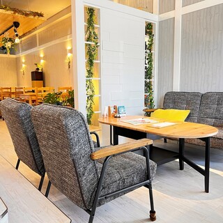A space like a Mediterranean resort. There are also sofa seats where you can relax.