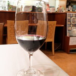 シェ シュシュ - 赤ワイン「モウパ」（グラス￥600）。フルーティーさと渋味のバランスが取れており、お値段以上の満足度