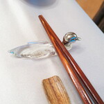 Chez Chouchou - 鴨の上にお箸。前菜はお箸から始まるので、なんとなく気軽な感じでのスタート