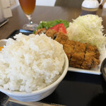 わ楽 - ご飯大盛、奥にキャベツも山盛り