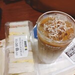 ドトールコーヒーショップ - こくあまミルクアイスラテとサンドイッチ　全景