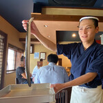 麟 - 大将が鰻を見せてくれます。3Pサイズ以上に見えました。