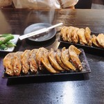 天むす 手羽先 おいなはれ - 左:きゅうり1本漬¥300、中:手羽先名古屋風(10本入り)¥900、右:手羽先カレー味(10本入り)¥900