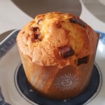 どんぐり - チョコ マフィン (税込み 240円) (チョコチップがたっぷりで大人も子供も大好きなタイプ！)