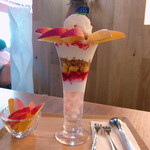 グレープショップ ココロ - 桃パフェプレミアム