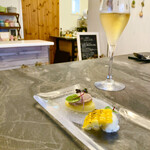 スープとカレー ボンジョルネ - ●Amuse
      トリュフオイルと豚リエットをのせたサッシー
      とうもろこしのムースに炙りとうもろこし