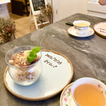 スープとカレー ボンジョルネ - ●デザート
      カモミールのブラマンジェと桃のコンポート
      キャラメルのムースをのせて