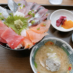 Uomaru Sengyoten - 海鮮丼　並　あら汁、漬物付き　1375円
