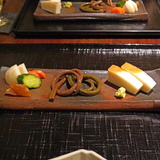 Tamawarai - 前菜三点盛り　　板わさ、ぜんまい、お漬物