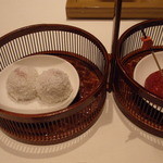 礼華　青鸞居 - 桜の花入りココナッツ団子