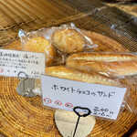 ブーランジュリー タカギ - ホワイトチョコのサンド（チーズ入り）