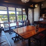 クイーンズ スープ カフェ - テーブル席と外の風景