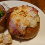 クイーンズ スープ カフェ - スタッフバゲットは上を切られて中もえぐられている