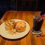 クイーンズ スープ カフェ - ●スタッフバゲットモーニング
（アイスコーヒー）680円
●ベーコン＆エッグチーズグラタン
（アップチャージ） ＋100円