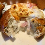 クイーンズ スープ カフェ - スタッフバゲットの断面
中にはトロリホワイトソースと
上には目玉焼き、チーズ、ベーコンが載ってた