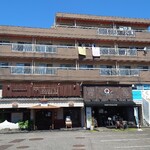 クイーンズ スープ カフェ - 店舗外観　この前の駐車場はこのお店のではない