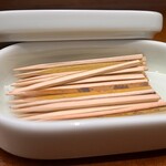 銀座 八五 - 手彫りのつまようじ