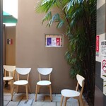 かき氷&デザート&カフェ ボンジョルネ - 外観✨路地裏の隠れ家的なお店です。