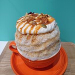 かき氷&デザート&カフェ ボンジョルネ - バナナ塩キャラメル氷 1,200円✨通年メニューだそう。ミルクのエスプーマにキャラメルソース。ナッツやドライクランベリーがのってほのかな塩味と酸味もあります。中にはバナナのコンフィチュールが♡