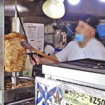 トルコ料理　ボンジュック - ドネルケバブを削ぎ切るスタッフ