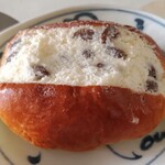 どんぐり - ラムレーズン クリームまみれ (税込み 280円) (レーズンとふわふわ生クリームが仲良くまみれている♪)