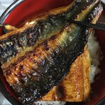 黒崎屋 - 背開きの地焼き❤️
                                
                                皮目のバリッと！！！
                                
                                
                                買って来た鰻だから、ラップせずに軽くチン♪してからオーブンで焼いて。
                                
                                
                                