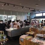 黒崎屋 - 飲食店の方も買いに来る 富山では人気の魚屋。
                                
                                いつ来ても満員。
                                
                                刺身も新鮮 揚げ物はデカくて美味い。
                                
                                しかも安いのよ。
                                
                                勿論鰻も有ります。
                                
                                店内焼き❤️
                                
                                
                                