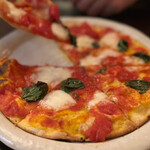 ダイニングバー トップ - ◯おつまみピザ・マルゲリータ¥880…薄焼きのクリスピータイプのピザ生地に、手作りのトマトソース、モッツァレラチーズ、店頭で栽培している摘みたてのバジル乗せて焼いてあります。