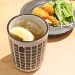 鮨・酒・肴 杉玉 - 黒レモンサワー（￥439）。黒蜜入りで甘酸っぱい、寿司屋らしい湯呑みグラスがイイネ！