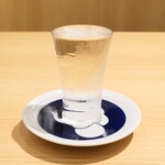 鮨・酒・肴 杉玉 - 冷酒「杉玉」（半合￥329）。17種類から選べる日本酒、少量なので、いろいろ試せるのが楽しい