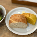 Garden cafe Au coju - ◇セットのパン…温めて出され、バゲットも美味しく、黄色いパンはカボチャ(かしら？)を感じる…ふんわり柔らかで美味しいパンです♪ 
      バターもついてますが、もう少し大きいと嬉しいかも(^◇^;)♪