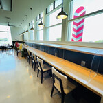 タリーズコーヒー - ◎カウンターテーブルがメインで、窓ガラスからは滑走路も見える。