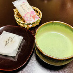 延楽 - お部屋に案内されてからのお茶とお菓子
