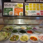 ステーキ宮 - 豊富なサラダバーとドレッシング。