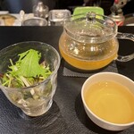 香膳 - ジャスミン茶とサラダ