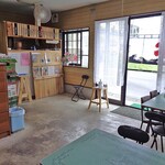 野崎冷菓店 - シンプルな店内