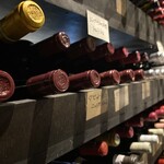 La Cave de NAGAFUSA - ワインのストックは約900本