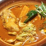 カレーのふらのや - ｢やわらか骨付きチキンのスープカレー 辛さ⑩番｣ →メニューに (大噴火！チョー激辛) と書いてある。チキンは簡単にスプーンで骨からスッとハズれるので食べやすい。