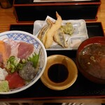 180243081 - ●とれたて鮮魚の海鮮丼
                      （天ぷら、アラ汁付き）900円　ご飯250g