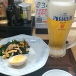 Gyouzano Manshuu - 生ビール中ジョッキ、味玉1/2個、鶏とわかめのキムチ和え ♪