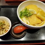 さいた川 - 日替わりA 　冷やしきつねうどん+揚げもちのせ　炊き込みご飯付き(890円)+中盛り(150円)