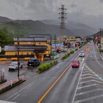 うなぎ亭 友栄 - 時折、信号が青になると、赤信号で滞留していた車が何台か通りますが、皆、ヘッドライトを点灯しています。