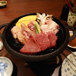 Angura - 3種の肉の陶板焼き