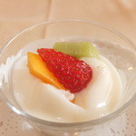 四川料理 桃源郷 - たっぷり食べたい派ランチ　１７００円の正宗杏仁豆腐のアップ　【　２０１３年３月　】